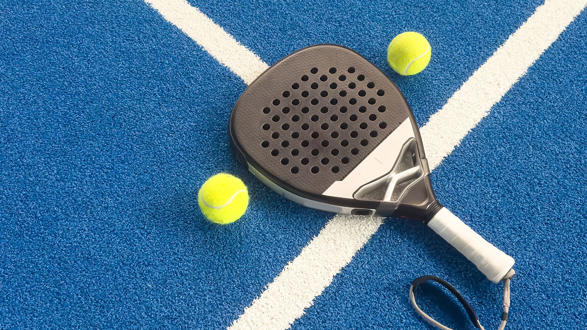 Different padel paddle options